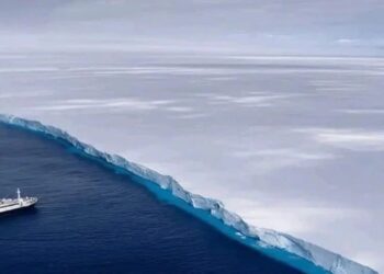 Σοκ: Οδεύει προς σύγκρουση με νησί το μεγαλύτερο παγόβουνο στον κόσμο που ξεπερνάει το Λονδίνο σε έκταση – Ποιες οι επιπτώσεις