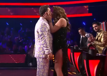 The Voice: Η Έλενα Παπαρίζου άρπαξε και φίλησε στο στόμα τον Μαζωνάκη – «Επιτέλους, με φιλά…»