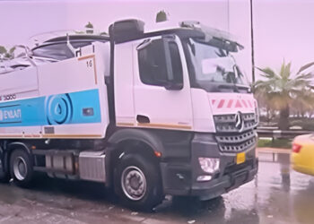 Πασίγνωστη Λεωφόρος της Αθήνας πλημμύρισε με βοθρολύματα και τοποθέτησαν το φορτηγό της ΕΥΔΑΠ πάνω στο καπάκι του φρεατίου για να μην εκτιναχθεί