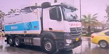 Alldaynews.gr Πασίγνωστη Λεωφόρος της Αθήνας πλημμύρισε με βοθρολύματα και τοποθέτησαν το φορτηγό της ΕΥΔΑΠ πάνω στο καπάκι του φρεατίου για να μην εκτιναχθεί