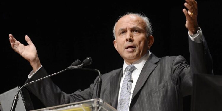 Alldaynews.gr Ο Ινδός μεγιστάνας που ξεκίνησε με… 8 δολάρια και σήμερα ελέγχει τη μεγαλύτερη τράπεζα της Ελλάδας