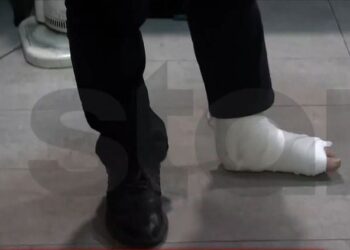 ΕΚΤΑΚΤΟ: Γυναίκα προσπάθησε να πατήσει με το ΙΧ τον πρώην σύζυγό της, μπροστά στα παιδιά τους (video)