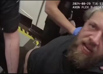 Αστυνομικοί έβγαλαν σηκωτό άνδρα από πτήση – Έβριζε την αεροσυνοδό επειδή δεν ήθελε να βάλει τη ζώνη