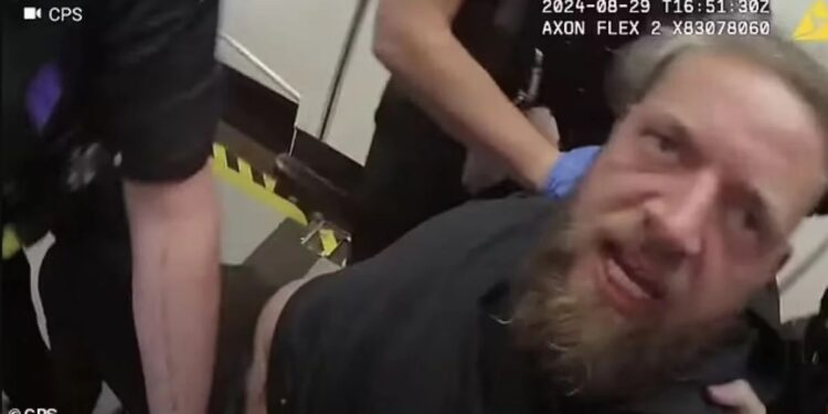 Alldaynews.gr Αστυνομικοί έβγαλαν σηκωτό άνδρα από πτήση – Έβριζε την αεροσυνοδό επειδή δεν ήθελε να βάλει τη ζώνη