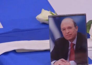 Alldaynews.gr Βαθιά συγκίνηση στο τελευταίο αντίο στον Κώστα Σημίτη: Συντετριμμένη η σύζυγός του – Τυλιγμένο με την ελληνική σημαία το φέρετρο