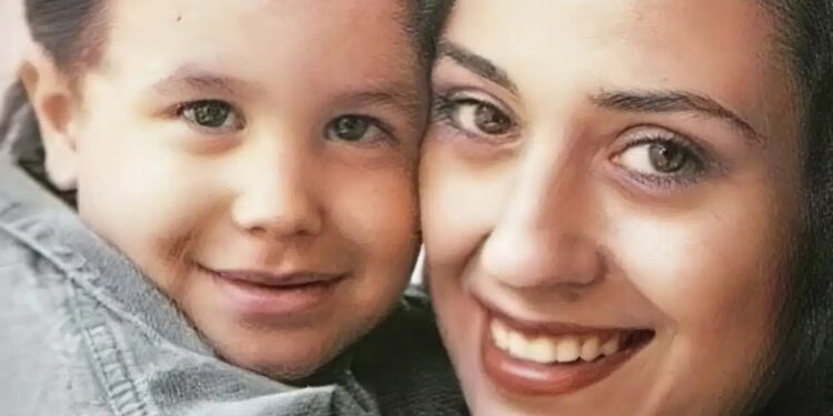 Διάσημη Ελληνίδα με τον διάσημο γιο της σε μικρότερη ηλικία