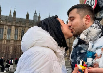 Super Κική: Γονάτισε και έκανε πρόταση γάμου στον σύντροφό της με φόντο το Μπιγκ Μπεν