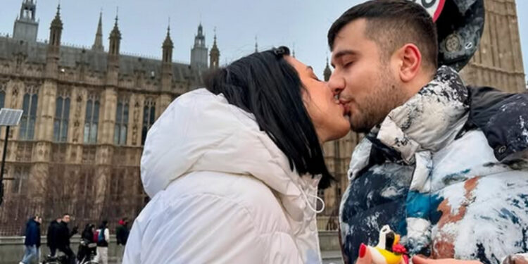 Alldaynews.gr Super Κική: Γονάτισε και έκανε πρόταση γάμου στον σύντροφό της με φόντο το Μπιγκ Μπεν