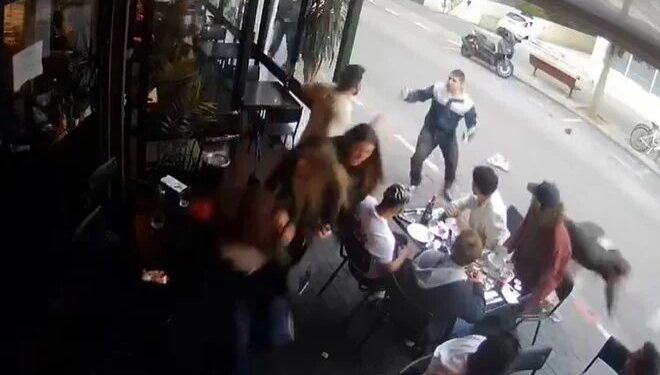 Ισραήλ: Η στιγμή της επίθεσης με μαχαίρι στο Τελ Αβίβ – Ένας τραυματίας, νεκρός ο δράστης