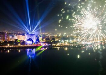 Θεσσαλονίκη: Μοναδικό υπερθέαμα στον Λευκό Πύργο για την έλευση του νέου έτους