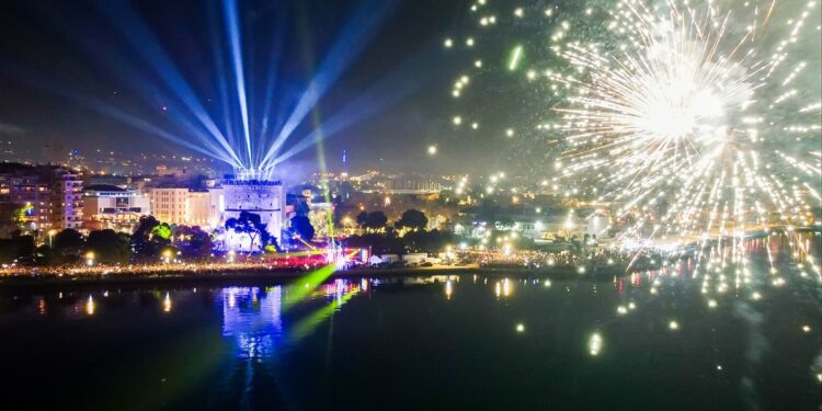 Alldaynews.gr Θεσσαλονίκη: Μοναδικό υπερθέαμα στον Λευκό Πύργο για την έλευση του νέου έτους