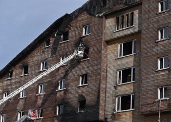 «Πέθαναν μπροστά στα μάτια μας» – Συγκλονιστικές μαρτυρίες για τη φωτιά σε χιονοδρομικό κέντρο – Στους 76 οι καταμετρημένοι νεκροί