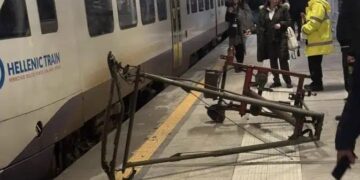 Alldaynews.gr Παραλίγο τραγωδία στον Προαστιακό: Ξεκόλλησε παντογράφος συρμού και εκτοξεύτηκε σε αποβάθρα στο Ελ. Βενιζέλος