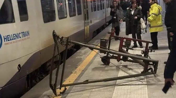 Alldaynews.gr Παραλίγο τραγωδία στον Προαστιακό: Ξεκόλλησε παντογράφος συρμού και εκτοξεύτηκε σε αποβάθρα στο Ελ. Βενιζέλος