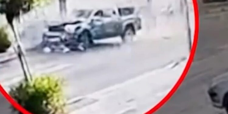 Alldaynews.gr Μεθυσμένος οδηγός πέρασε με κόκκινο και σκότωσε συνταξιούχο αστυνομικό: «Η μητέρα μου κλαίει και τον ψάχνει» λέει ο γιος του – Σοκαριστικό βίντεο