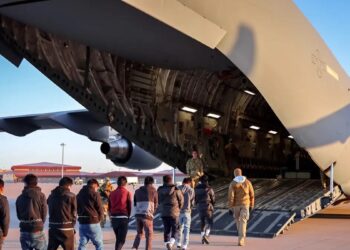 Η νέα εποχή Τραμπ ξεκίνησε: Εικόνες και Βίντεο με αλυσοδεμένους μετανάστες στις ΗΠΑ – Μαζικές απελάσεις από τον Τραμπ