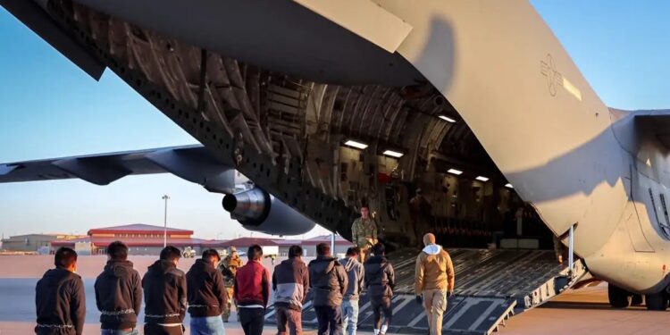 Alldaynews.gr Η νέα εποχή Τραμπ ξεκίνησε: Εικόνες και Βίντεο με αλυσοδεμένους μετανάστες στις ΗΠΑ – Μαζικές απελάσεις από τον Τραμπ