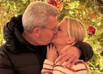 Χατζηνικολάου: Οι οικογενειακές φώτο & τα φιλιά με την Τσολακάκη μπροστά στο χριστουγεννιάτικο δέντρο