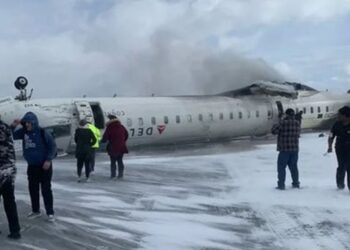 Απίστευτο ατύχημα στο Τορόντο: Αεροπλάνο με 80 επιβάτες αναποδογύρισε και συνετρίβη στην προσγείωση – Δείτε βίντεο