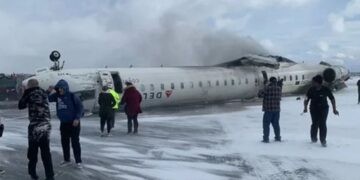 Alldaynews.gr Απίστευτο ατύχημα στο Τορόντο: Αεροπλάνο με 80 επιβάτες αναποδογύρισε και συνετρίβη στην προσγείωση – Δείτε βίντεο