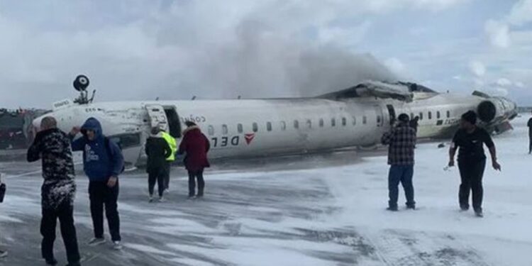 Alldaynews.gr Απίστευτο ατύχημα στο Τορόντο: Αεροπλάνο με 80 επιβάτες αναποδογύρισε και συνετρίβη στην προσγείωση – Δείτε βίντεο