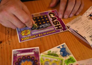 Κέρδισαν 500.000 ευρώ στο ξυστό αλλά μπορεί να μην τα πάρουν ποτέ επειδή έδωσαν κλεμμένη κάρτα – Ο ιδιοκτήτης προτείνει «Να τα μοιραστούμε;»