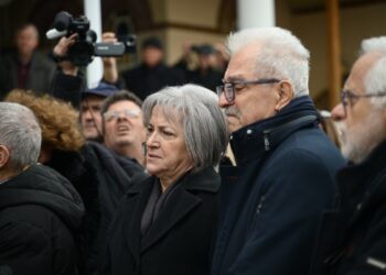 Δάκρυσε και η Παναγία – Θρήνος στη κηδεία του Βασίλη Καλογήρου – Τα συγκινητικά λόγια της μητέρας του