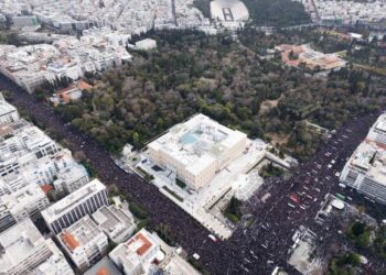 Alldaynews.gr Ανθρώπινο ποτάμι: Πανοραμικές εικόνες από την ανεπανάληπτη συγκέντρωση στην Αθήνα! (φωτο)