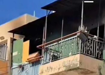 Προσπάθησαν να σώσουν τα ανήλικα παιδιά οι γονείς και κάηκαν όλοι μαζί: Συγκλονισμένοι από την τραγωδία όλη η γειτονιά (video)