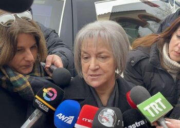 Είπε μόνο 6 λέξεις – Συγκίνησε η μητέρα του Βασίλη Καλογήρου στη κηδεία του