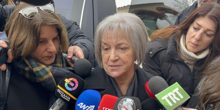 Alldaynews.gr Είπε μόνο 6 λέξεις – Συγκίνησε η μητέρα του Βασίλη Καλογήρου στη κηδεία του
