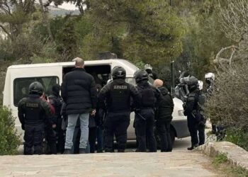Λυκαβηττός: Άτομα πήγαν να ανοίξουν πανό για τα Τέμπη και η ΕΛ.ΑΣ προχώρησε σε 22 προσαγωγές
