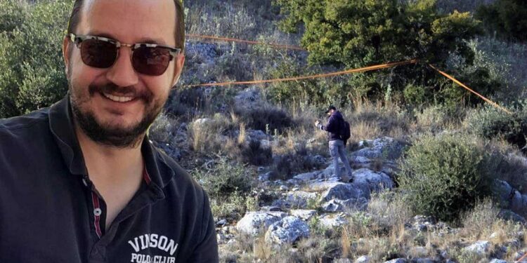 Alldaynews.gr Βασίλης Καλογήρου: Χάθηκε και πέθανε από παθολογικά αίτια το πιο πιθανό σενάριο – Ήταν κουκουλωμένος με μπουφάν και κασκόλ και το στομάχι του άδειο!