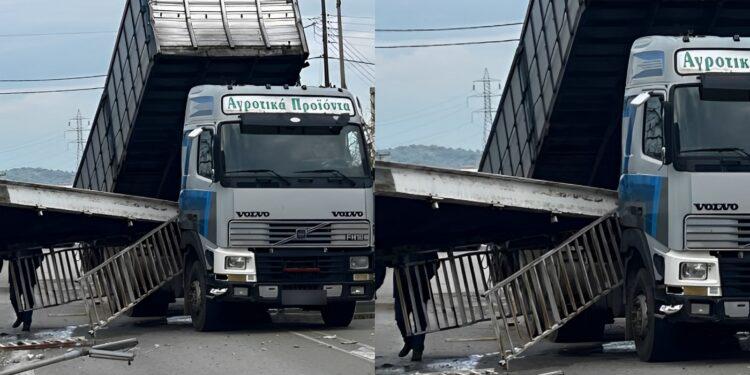 Νταλίκα γκρέμισε την πεζογέφυρα στην Εθνική οδό – Είχε την καρότσα ανεβασμένη