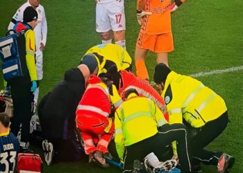 Τραγικές ώρες τώρα στο ποδόσφαιρο: Κατέρρευσε μέσα στο γήπεδο ο αγαπημένος ποδοσφαιριστής – Σοκαρισμένοι συμπαίκτες, αντίπαλοι και οι χιλιάδες θεατές