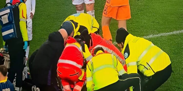 Alldaynews.gr Τραγικές ώρες τώρα στο ποδόσφαιρο: Κατέρρευσε μέσα στο γήπεδο ο αγαπημένος ποδοσφαιριστής – Σοκαρισμένοι συμπαίκτες, αντίπαλοι και οι χιλιάδες θεατές