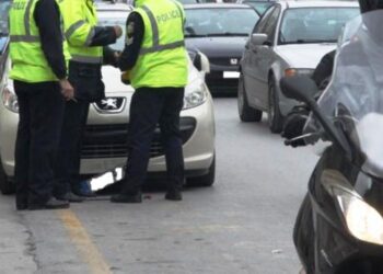 Alldaynews.gr Απίστευτο περιστατικό: Θύμωσε επειδή του έκοψε κλήση ο τροχονόμος – Τον πάτησε και πήρε παραμάζωμα τη μηχανή του