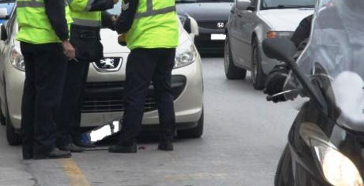 Alldaynews.gr Απίστευτο περιστατικό: Θύμωσε επειδή του έκοψε κλήση ο τροχονόμος – Τον πάτησε και πήρε παραμάζωμα τη μηχανή του