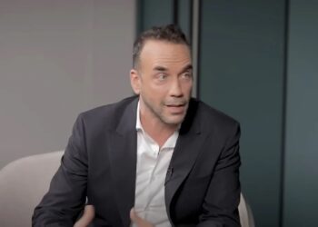 Λύγισε ο Πάνος Μουζουράκης: Ξαναγύρισα κι ενώ ήταν να «φύγει» ο μπαμπάς μου, ήταν σαν να περίμενε