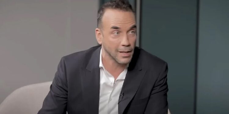 Alldaynews.gr Λύγισε ο Πάνος Μουζουράκης: Ξαναγύρισα κι ενώ ήταν να «φύγει» ο μπαμπάς μου, ήταν σαν να περίμενε