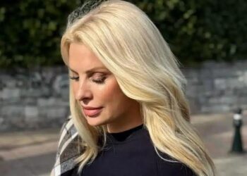 Alldaynews.gr Χαμός με την Μενεγάκη – Πόζαρε μπροστά από το τζάκι του σπιτιού της και όλοι πρόσεξαν τα πόδια της