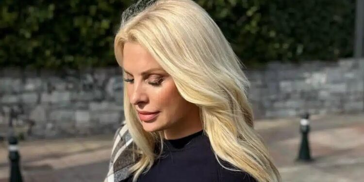 Alldaynews.gr Χαμός με την Μενεγάκη – Πόζαρε μπροστά από το τζάκι του σπιτιού της και όλοι πρόσεξαν τα πόδια της