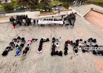 Το συγκινητικό «αντίο» από μαθητές στον μικρό Άγγελο – «Ψυχοθεραπεύσου πριν γίνεις γονιός»