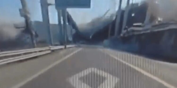 Βίντεο: Καρέ καρέ η στιγμή της κατάρρευσης υπερυψωμένης διάβασης – Τρεις νεκροί