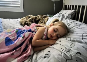 Ο άντρας μου πέθανε σε τροχαίο, αλλά δεν είδα ποτέ το σώμα του — Μια μέρα, άκουσα τη φωνή του να έρχεται από το υπνοδωμάτιο της μικρής μας κόρης