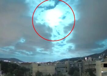 Τι λέει ο Κολυδάς για τον μετεωρίτη που πέρασε πάνω από τον Αττικό ουρανό (video)