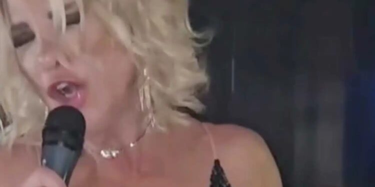 Alldaynews.gr Χαμός με υπερκαλλονή Ελληνίδα τραγουδίστρια σε μαγαζί – Έγινε αγνώριστη πιο όμορφη από ποτέ