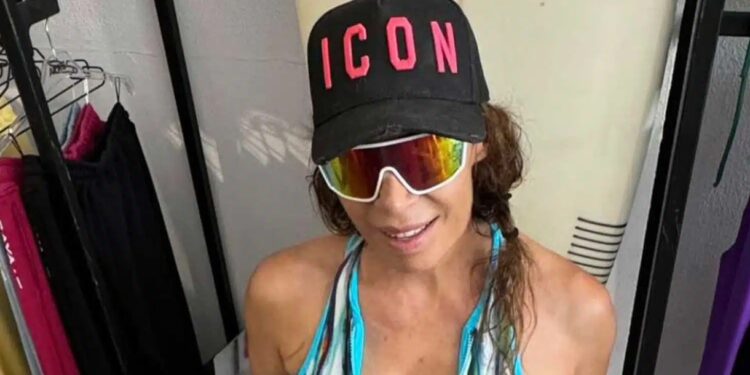 Alldaynews.gr Είναι 57 χρονών και μοιάζει για 30 – Είναι η απόλυτη Ελληνίδα, σε κάθε φωτογραφία της αποθεώνεται, όταν γυρίζει την πλάτη της οι άντρες παραμιλούν