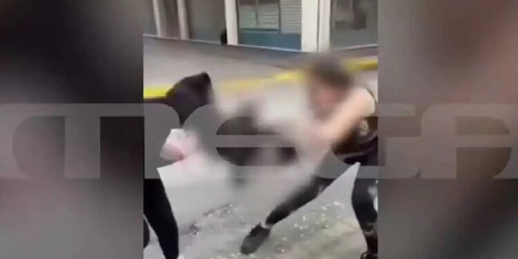 Alldaynews.gr Βίντεο από άγριο ξυλοδαρμό 13χρονης από 14χρονη μέρα – μεσημέρι