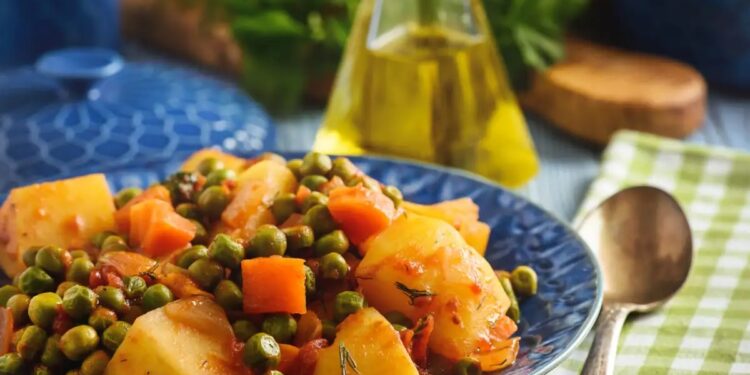 Alldaynews.gr Αρακάς κοκκινιστός: Το απόλυτο λαδερό της ελληνικής κουζίνας